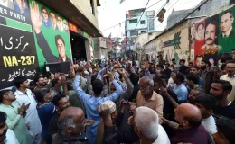 Pakistan’da eski Başbakanların partileri seçimlerde öne çıkıyor