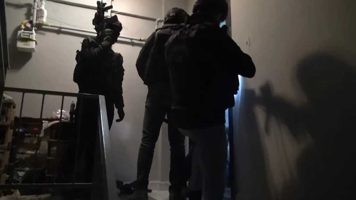 Yol kapatıp polis aracına saldırmışlardı… Operasyonla yakalandılar