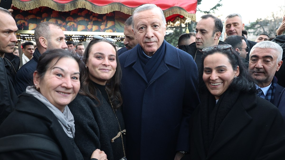 Cumhurbaşkanı Erdoğan, Sultanahmet’te vatandaşların kandilini kutladı