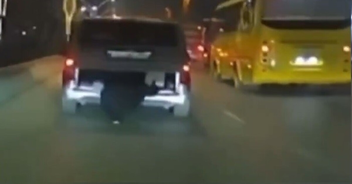 Seyir halindeki aracın bagajından düştü!