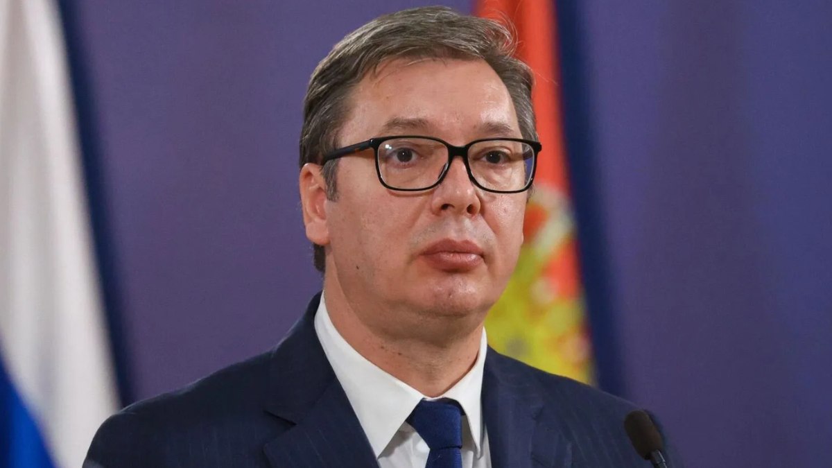 Sırbistan Cumhurbaşkanı Vucic’in makam aracının lastiği yerinden fırladı