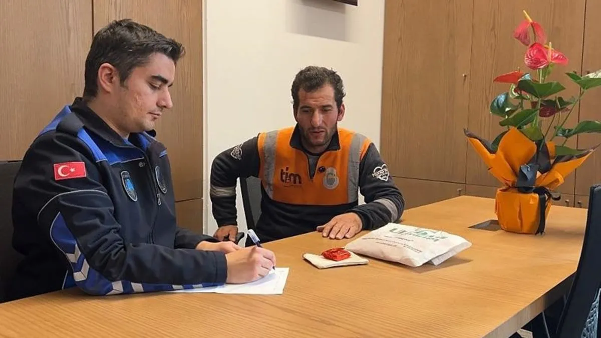 Yerde bulduğu altın kesesini Zabıta’ya teslim etti