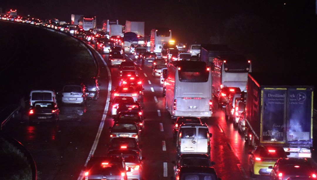 Yollarda bayram yoğunluğu: Otoyolların kesişim noktasında trafik durdu