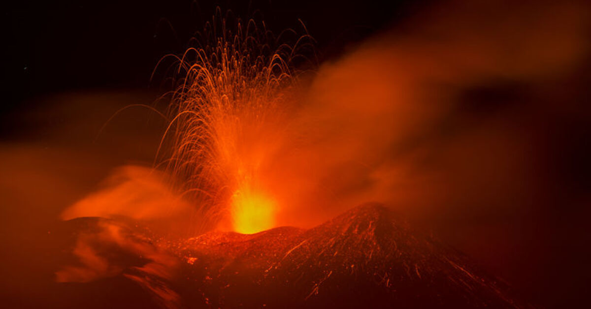 İtalya’da Etna Yanardağı yeniden kül ve lav püskürttü