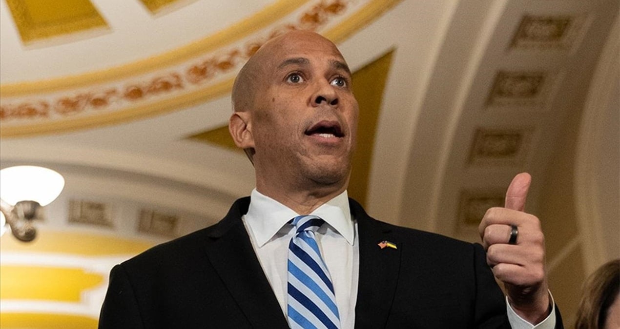 Trump’ı protesto etmek için kürsüye çıktı, 25 saat aralıksız konuştu